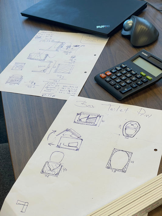 Skizze eines Boxtoiletten-Projekts mit technischer Zeichnung Skizze eines Boxtoiletten-Projekts mit technischer Zeichnung und Konstruktionsdetailsnd Konstruktionsdetails
