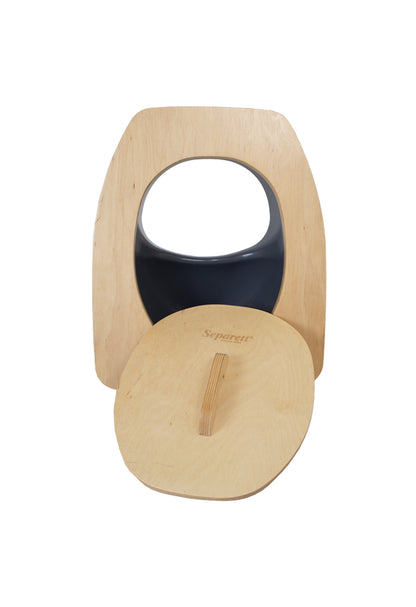 Privy con asiento de madera gris